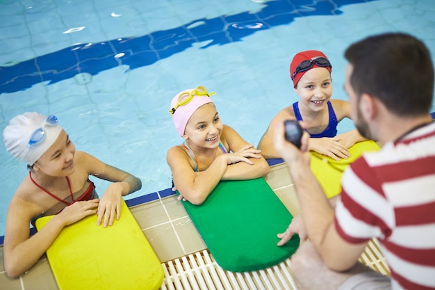 Bambine a lezione di nuoto