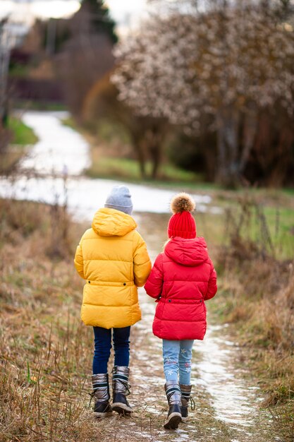 Bambine adorabili all'aperto nella foresta sull'inverno