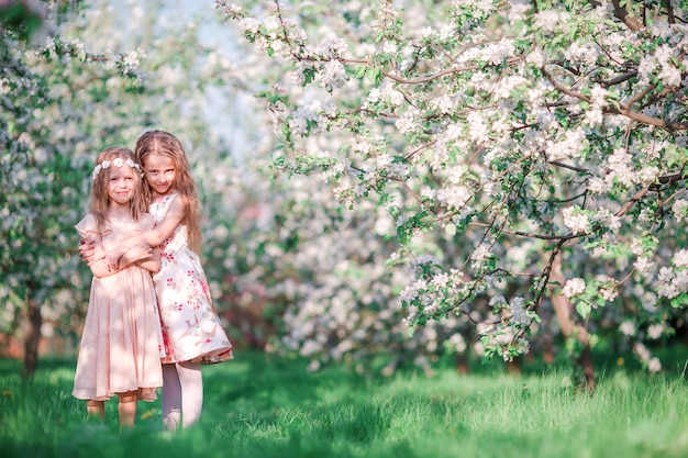 Bambine adorabili il giorno di molla all'aperto