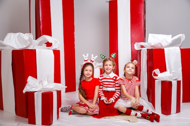 Bambine carine in studio con decorazioni per le vacanze invernali e oggetti di scena.