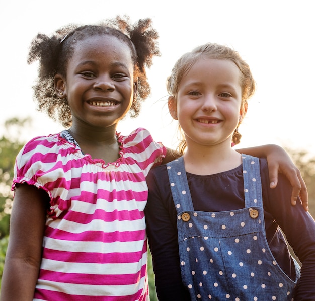 Bambine che abbracciano insieme l&#39;amicizia