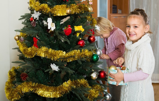 Bambine che decorano l&#39;albero di Natale