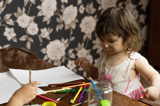 bambine che disegnano con acquerello e disegnate sul viso