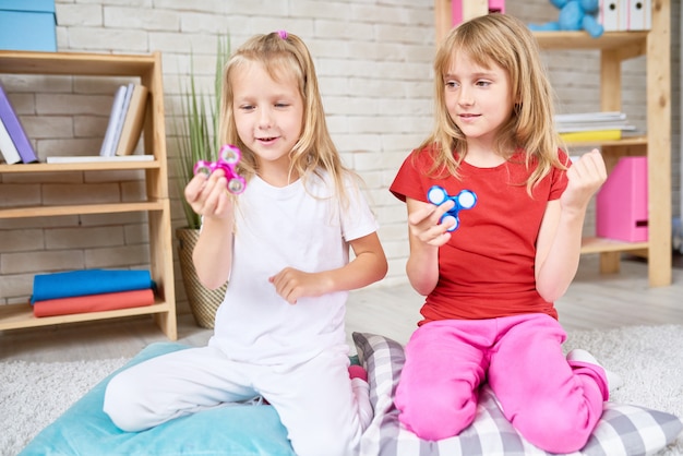 Bambine che giocano con Fidget Spinner