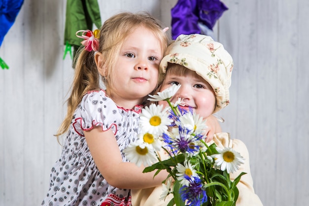 Bambine che giocano con le capre in terreni agricoli