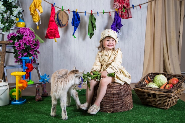 Bambine che giocano con le capre in terreni agricoli