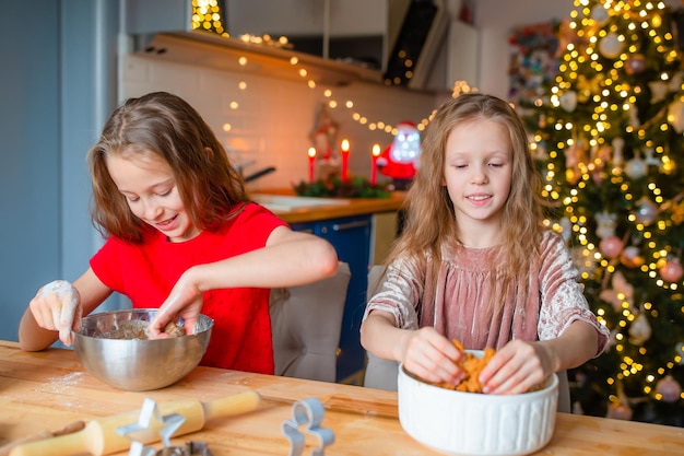 Bambine che preparano il pan di zenzero di Natale a casa