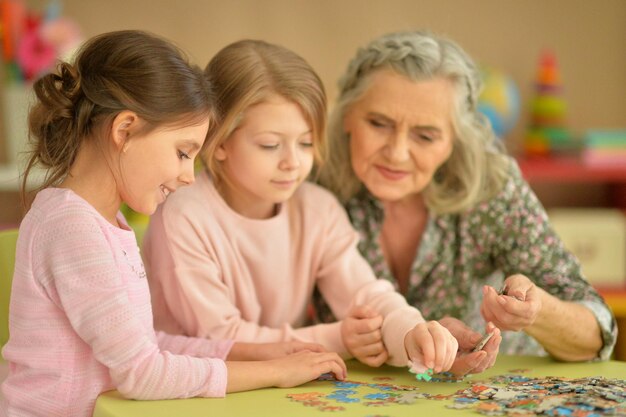 Bambine con la nonna che raccolgono enigmi