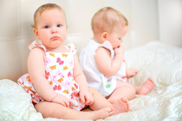 bambine di un anno su sfondo chiaro