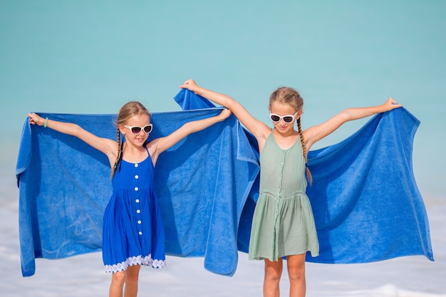 Bambine divertendosi godendo la vacanza sulla spiaggia tropicale