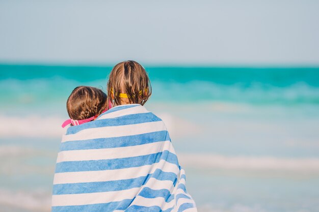 Bambine divertendosi godendo la vacanza sulla spiaggia tropicale