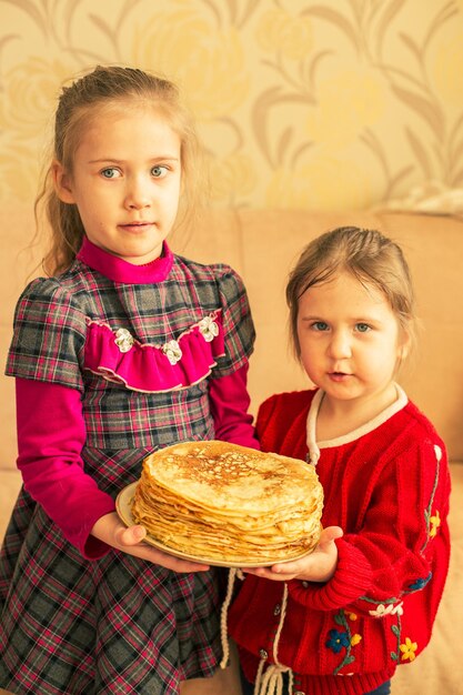 Bambine felici con frittelle due sorelle divertenti