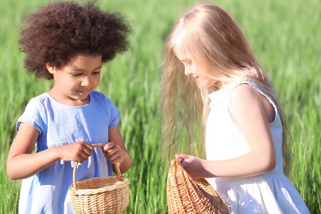 Bambine felici nel campo verde