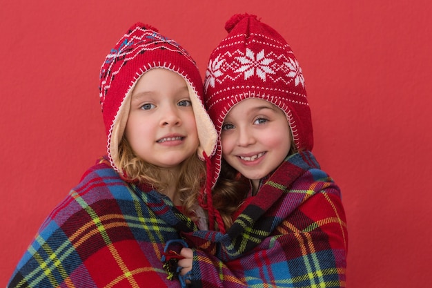 Bambine festive che sorridono alla macchina fotografica