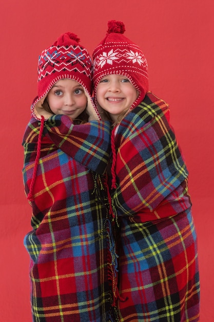 Bambine festose sotto una coperta