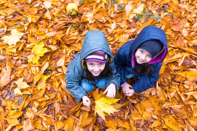 Bambine in autunno foglie d&#39;arancio al parco