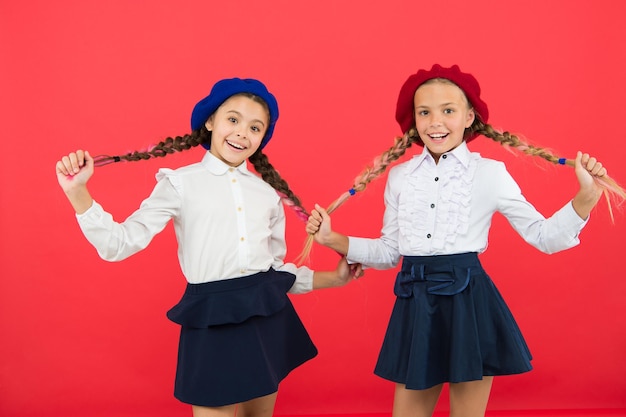 Bambine in berretto francese amicizia e sorellanza migliori amiche Istruzione all'estero moda per bambini Programma scolastico di scambio internazionale amici della scuola bambini felici in uniforme stile francese