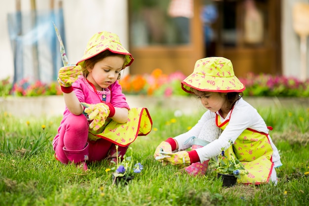 Bambine in giardino