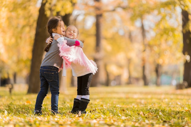 Bambine nel parco d&#39;autunno