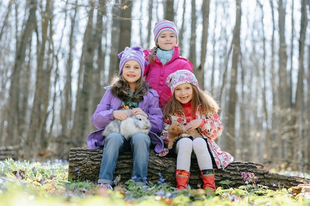 Bambine nella foresta