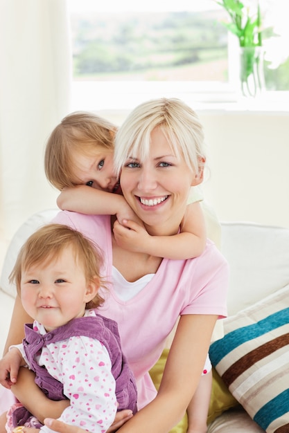 Bambine sorridenti che abbraccia sua madre