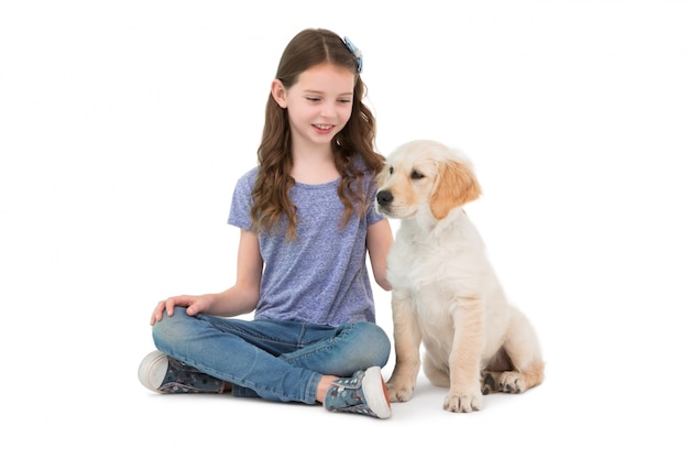 Bambine sorridenti che si siedono vicino al cane