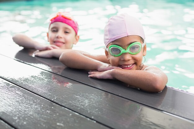 Bambine sveglie in piscina