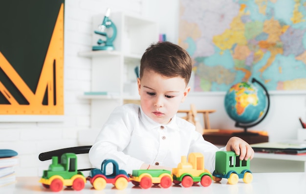 Bambini a casa scolarizzazione bambino ragazzo concetto di educazione pupilla carina con faccia buffa lavoro di scolarizzazione