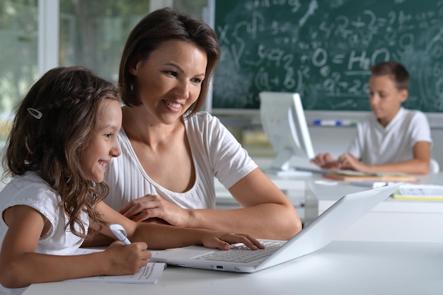 Bambini a scuola in classe con l'insegnante