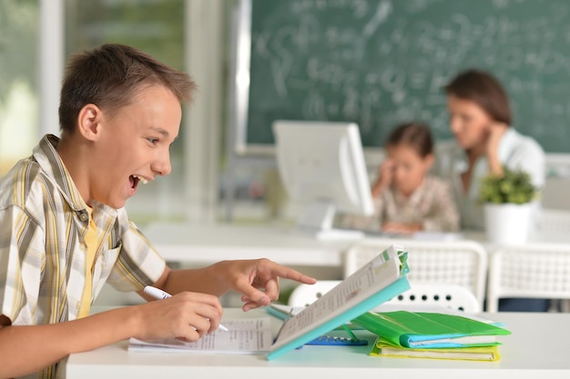 Bambini a scuola in classe