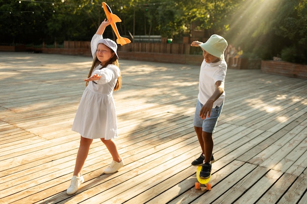 Bambini a tutto campo che giocano insieme