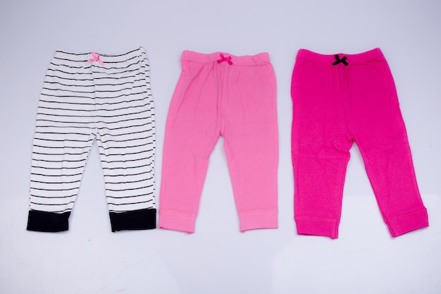 Bambini Abbigliamento per bambini su sfondo bianco