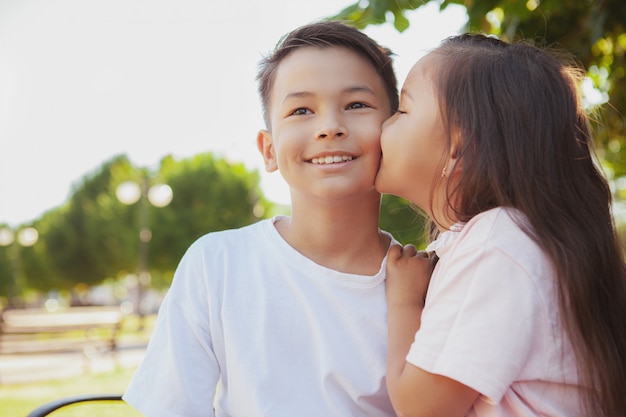 Bambini adorabili che godono della calda giornata di sole al parco