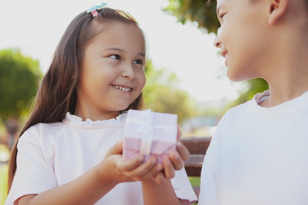 Bambini adorabili che godono della calda giornata di sole al parco