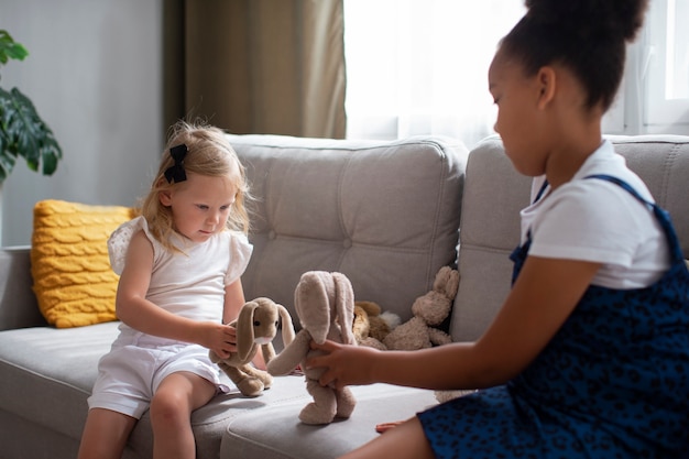 Bambini adottati che trascorrono del tempo insieme