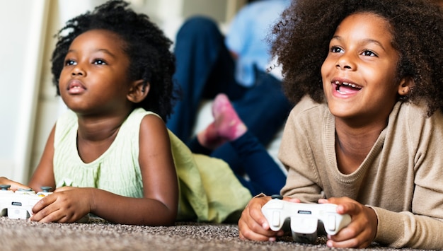 Bambini africani che giocano ai videogiochi