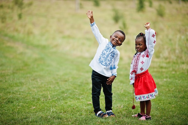 Bambini africani in abiti tradizionali al parco.