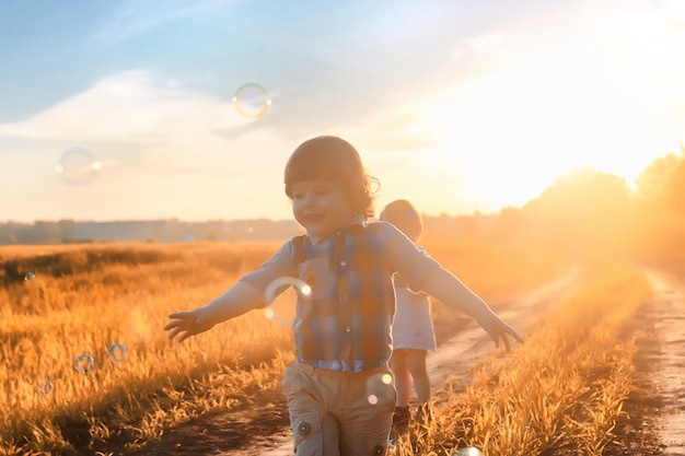 Bambini all'aperto in un campo