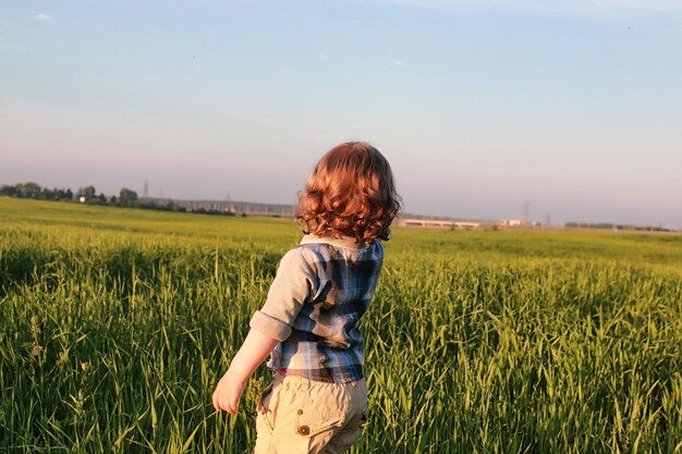 Bambini all'aperto sulla natura nel campo in erba