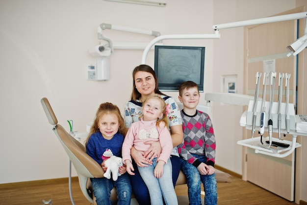 Bambini alla poltrona del dentista Bambini dentali