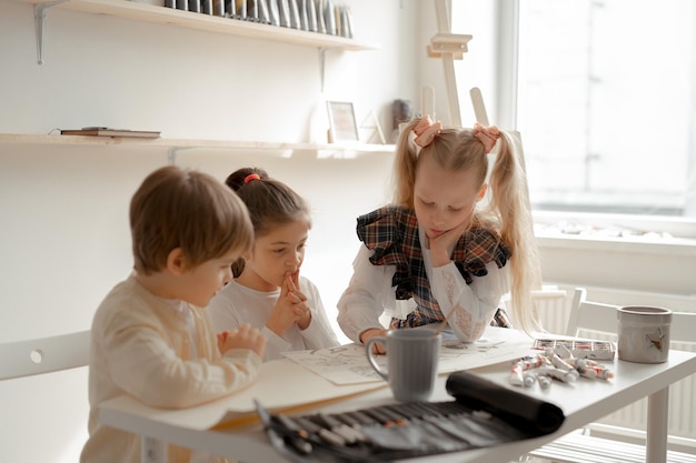 Bambini alla scuola di disegno. Processo creativo della pittura ad acquerello