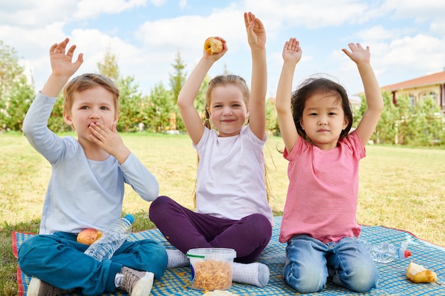 Bambini allegri che godono del picnic