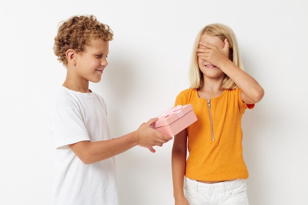 Bambini allegri divertimento regalo di compleanno sorpresa sfondo isolato inalterato