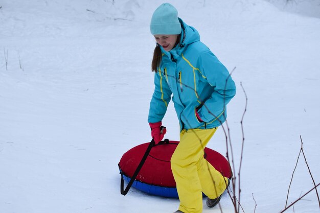 Bambini allegri durante le vacanze invernali. bambini sugli scivoli di neve