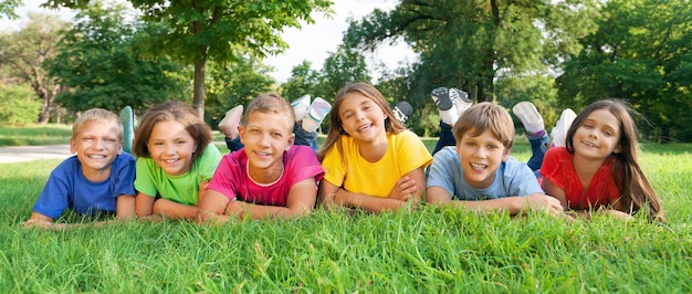 Bambini allegri su erba verde, concetto di infanzia