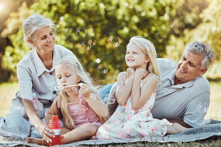 Foto bambini anziani o legame con le bolle nel parco picnic in casa natura o giardino di casa in divertenti attività sciocche o sciocche sorridi felice o pensionati anziani con bambini in famiglia giocattolo sociale e acqua saponata