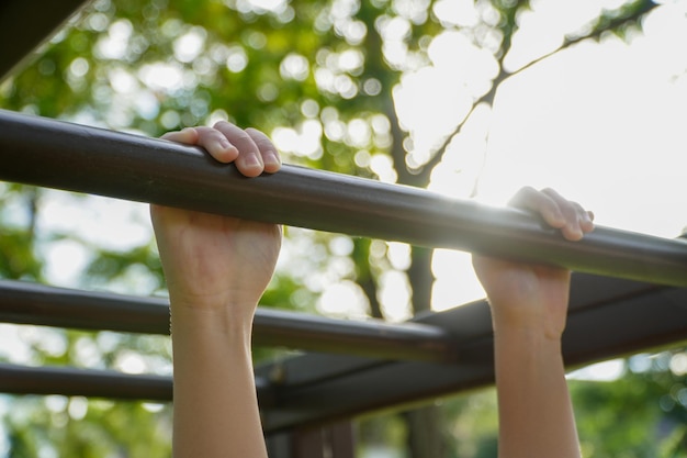 Bambini appesi al bar del parco giochi