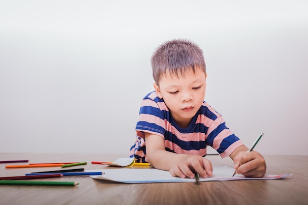 Bambini asiatici che disegnano e dipingono