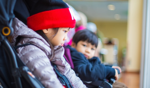 Bambini asiatici che indossano abiti invernali