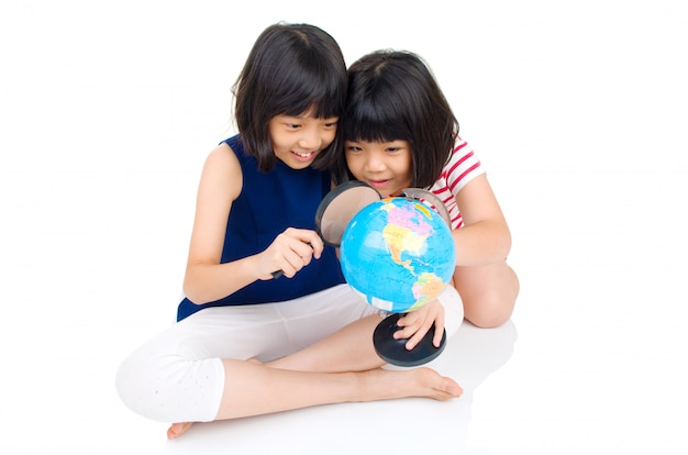 Bambini asiatici guardando il mondo